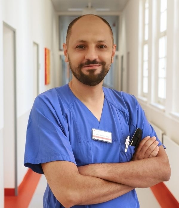 Portrait Dr. med. Mohamed Rady vor Klinikkorridor