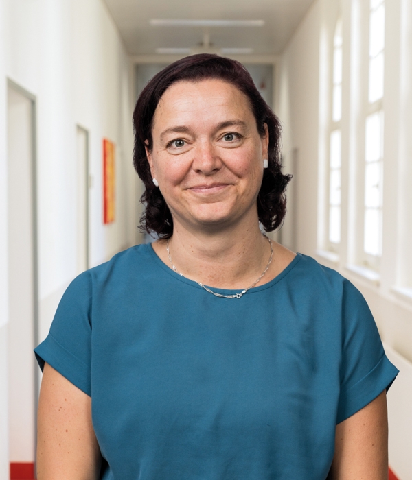 Portrait von Franziska Gutte vor Klinikkorridor