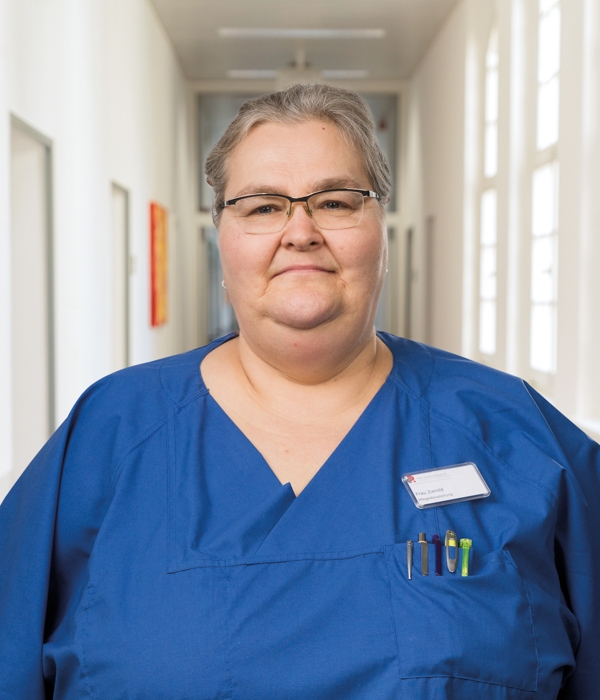 Portrait von Beate Zierold vor Klinikkorridor