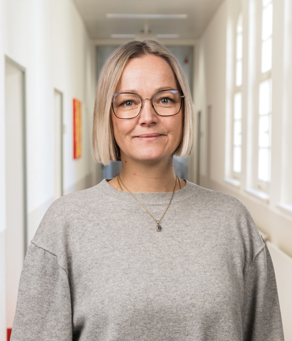 Portrait von Doreen Fritze vor Klinikkorridor
