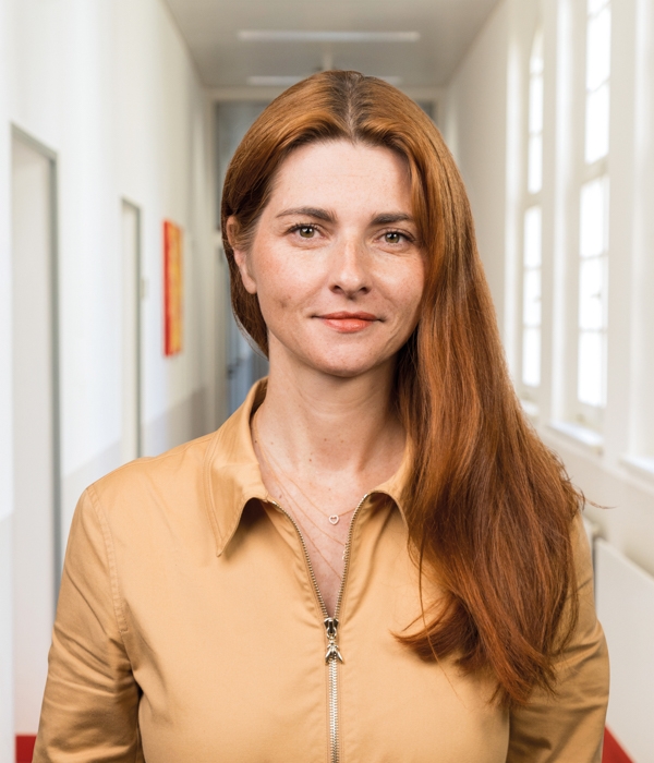 Portrait von Diana Lohmann vor Klinikkorridor