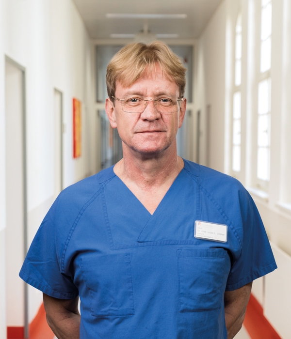 Portrait von Dr. med Lucas Lindner vor Klinikkorridor