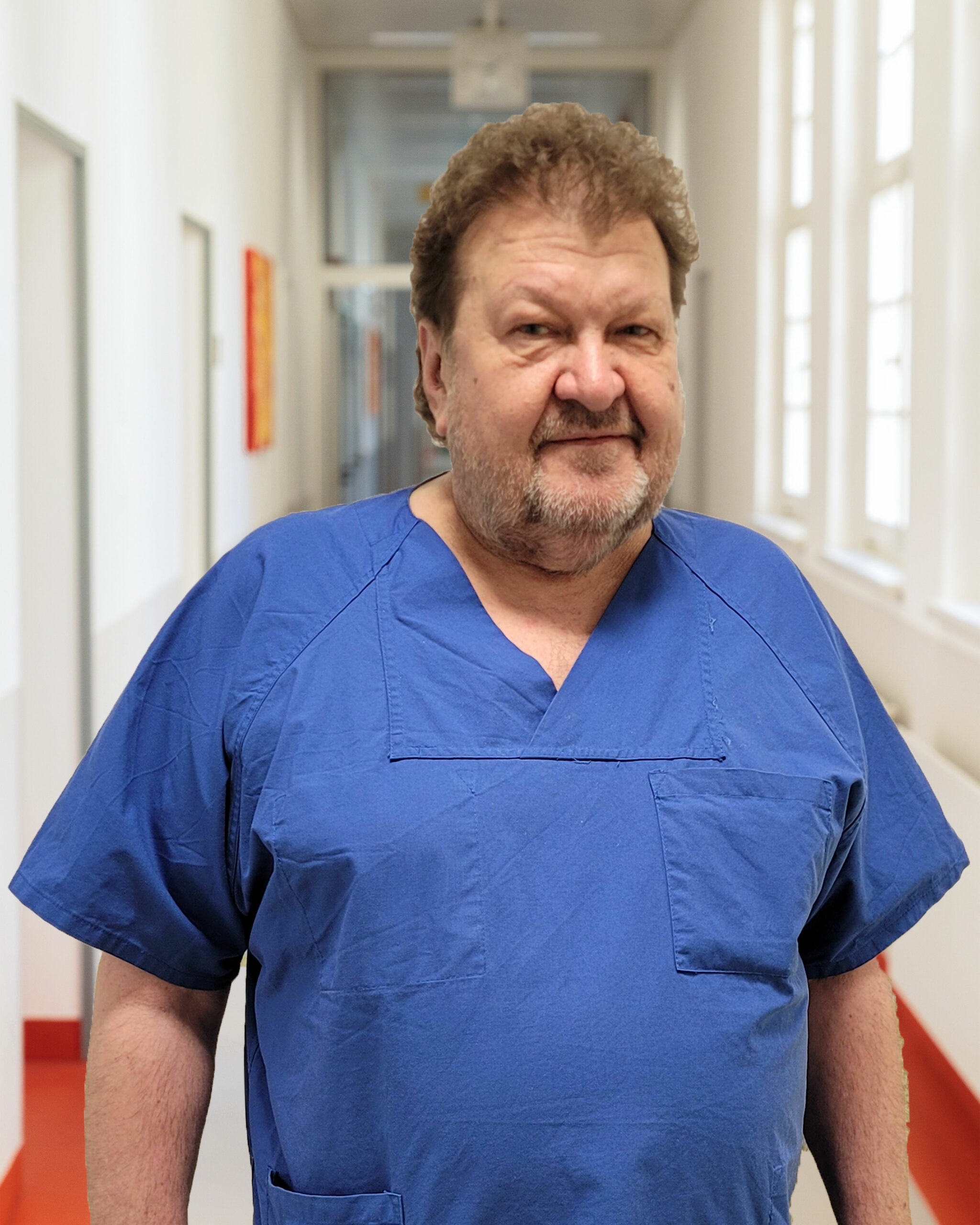 Portrait von Dipl. Med. Sören Mehlhose auf dem Klinikkorridor