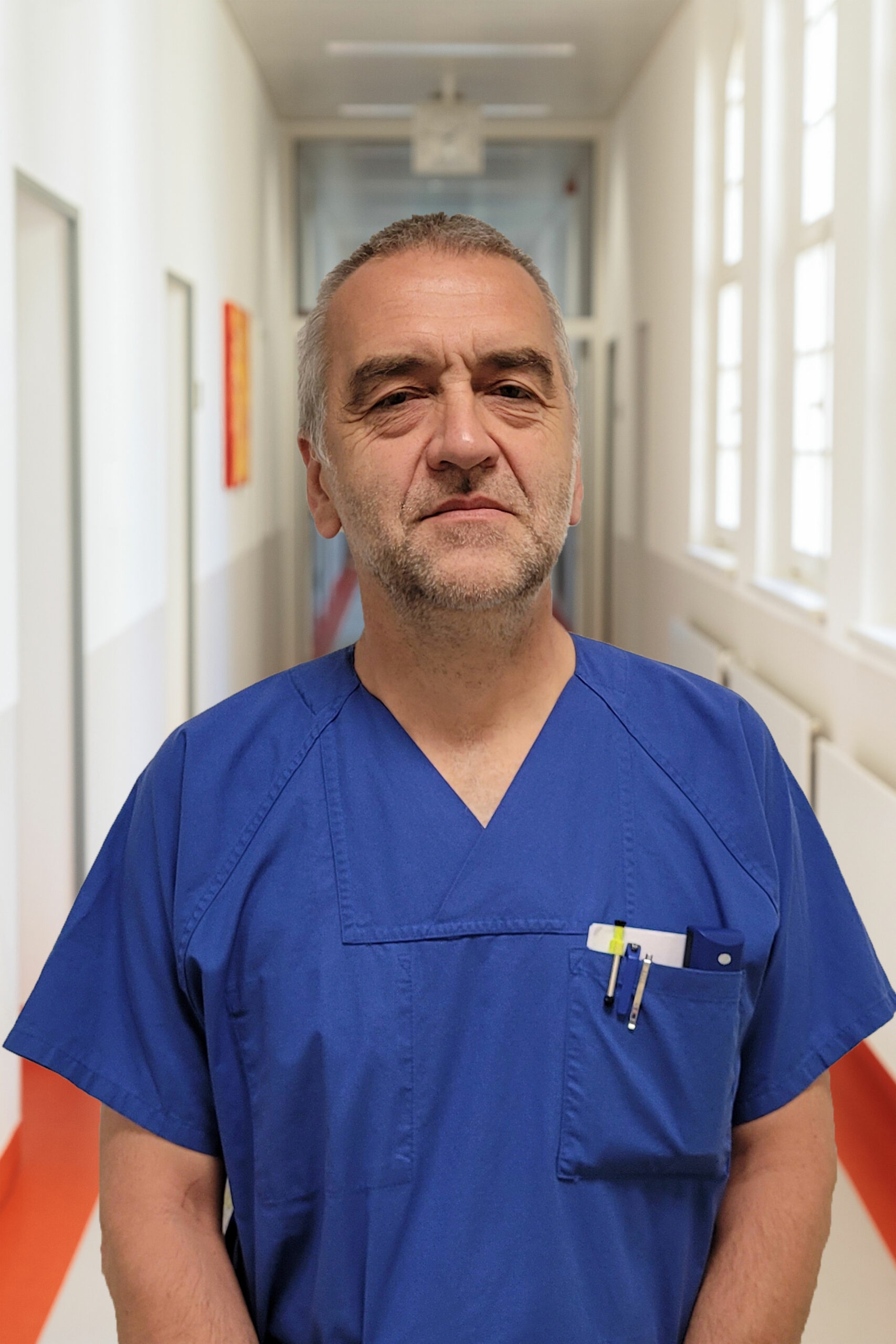 Portrait von Philipp Uwe Fein auf Klinikkorridor