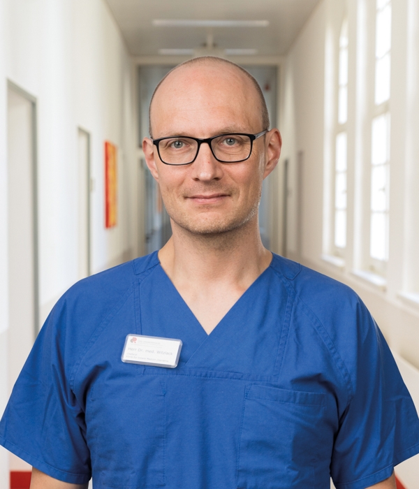 Portrait von Dr. med. Matthias Witzlack auf Klinikkorridor