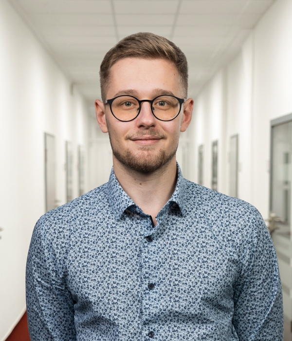 Portrait von Fritz Dietel vor Klinikkorridor