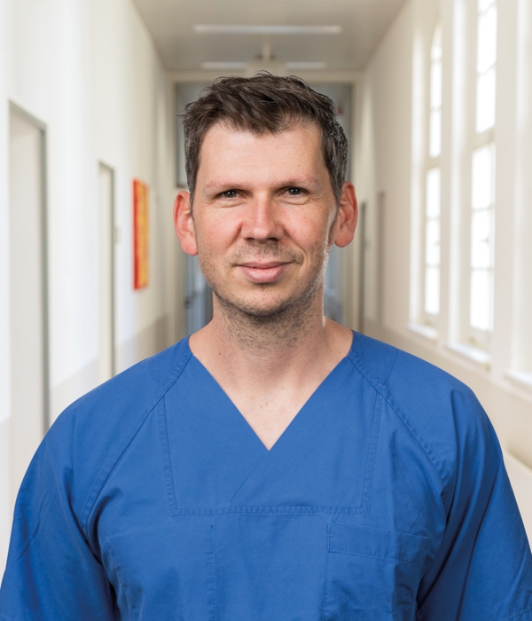 Portrait von M. Sc. Rico Pommerening auf Klinikkorridor