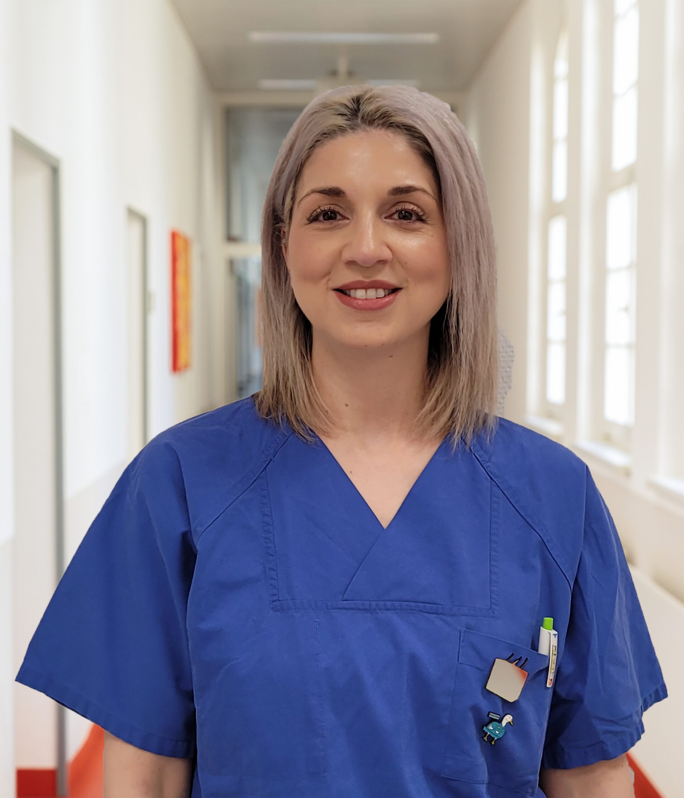 Portrait von Christina Mamada vor Klinikkorridor