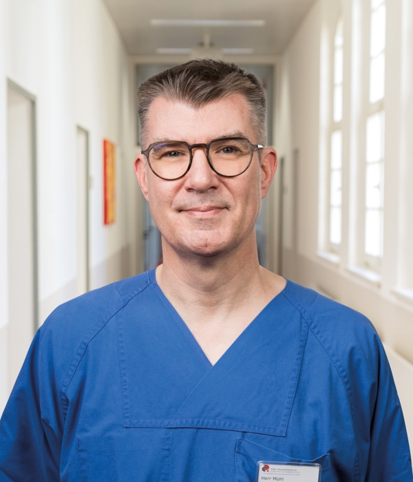 Portrait von Matthias Mühl vor Klinikkorridor