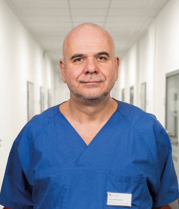 Portrait von Jan Kolomaznik vor Klinikkorridor