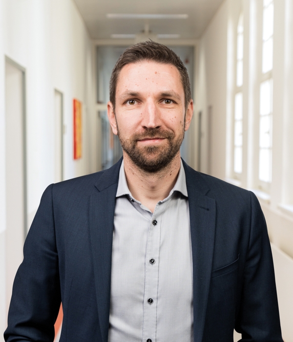 Portrait von Toralf Hetze vor Klinikkorridor