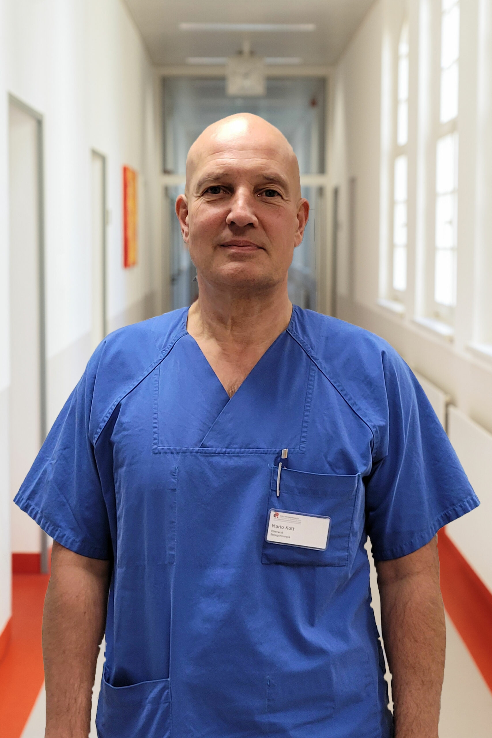 Portrait von Mario Kott auf Klinikkorridor